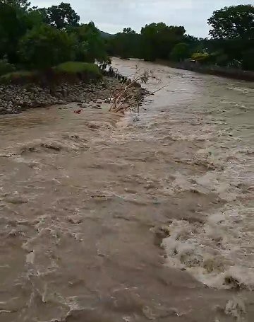 El desbordamiento de río en las huasteca provocó el desalojo de familias