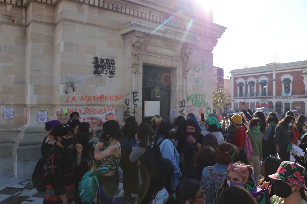 Marea Verde en Hidalgo termina con pintas y daños al Reloj Monumental.