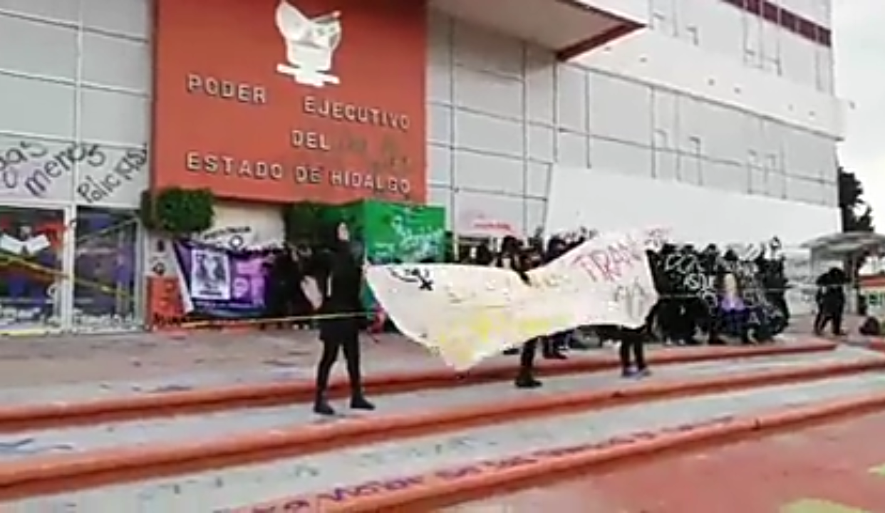 Feministas vandalizan Palacio de Gobierno, piden justicia