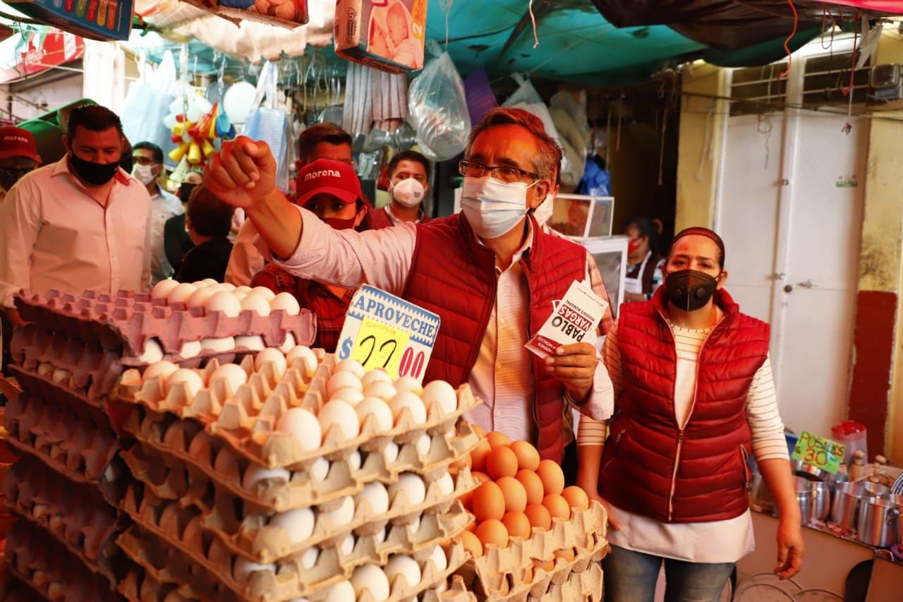 Pablo Vargas visitó el mercado primero de mayo