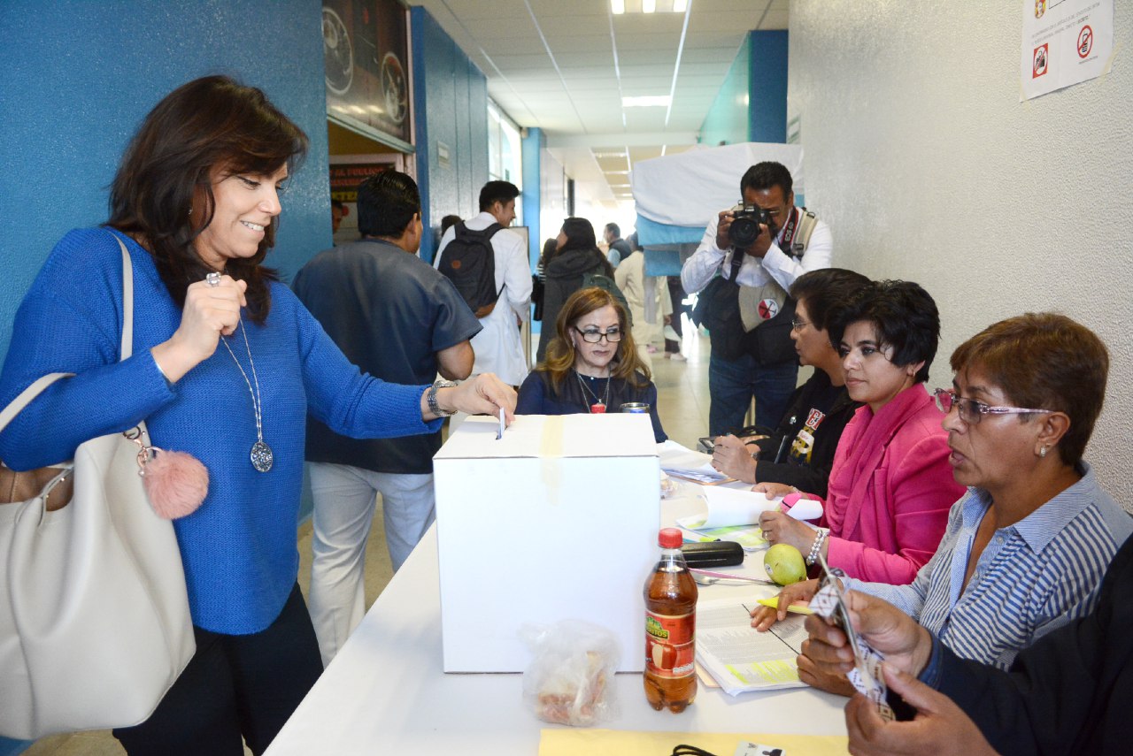 Mujeres votando