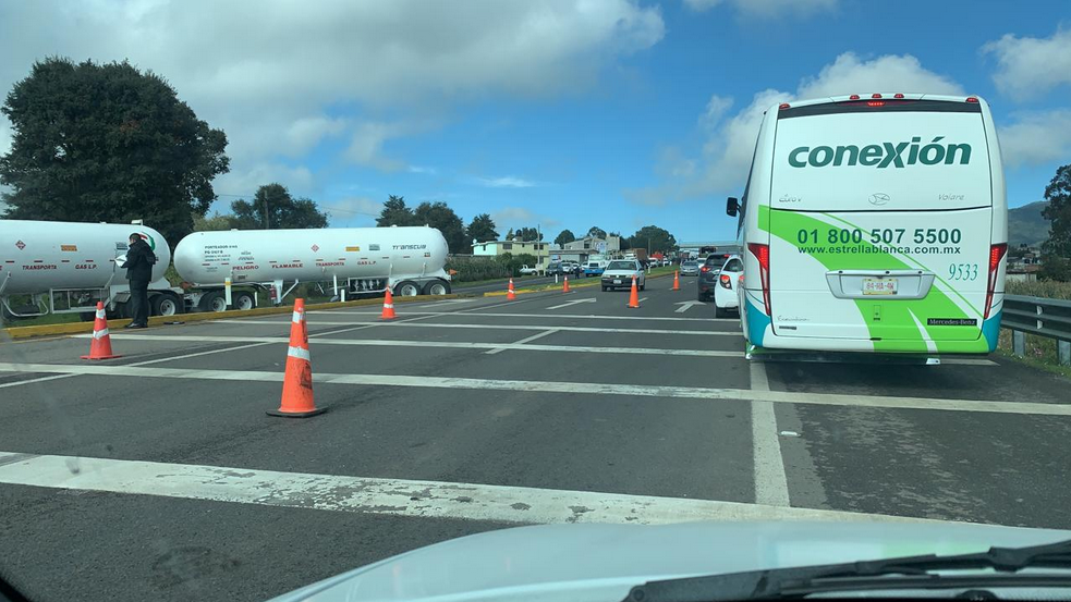 Accidente bloquea carretera en Singuilucan