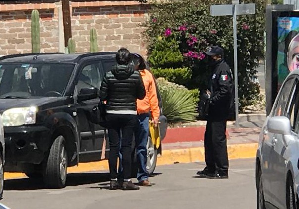 Policías a la caza de multas por parquímetros