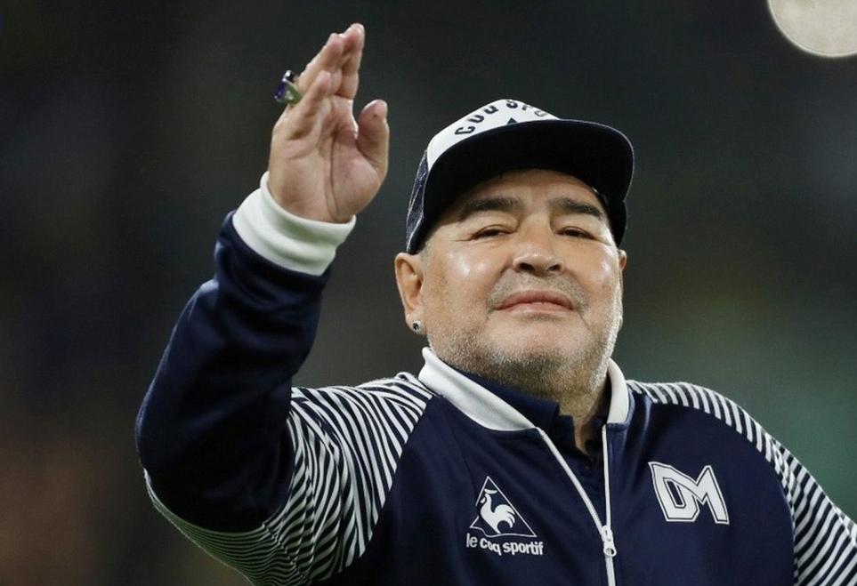 Operan con éxito a Maradona