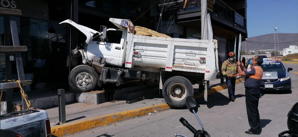 Camión de carga se queda sin frenos, en el Bonfil