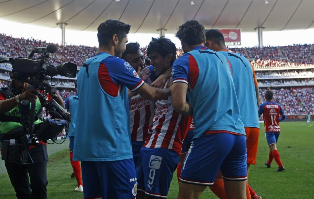 ‘Tunden’ en redes a Alfaro por apertura del estadio para Chivas-América