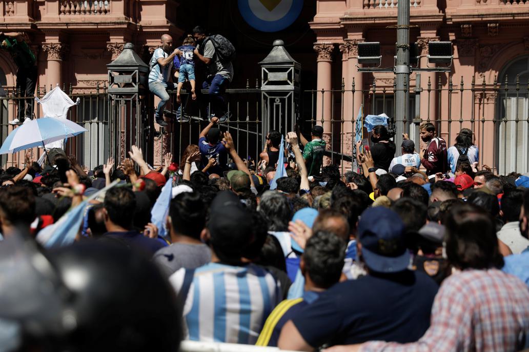 Dispara la policía para contener aficionados en despedida de Maradona