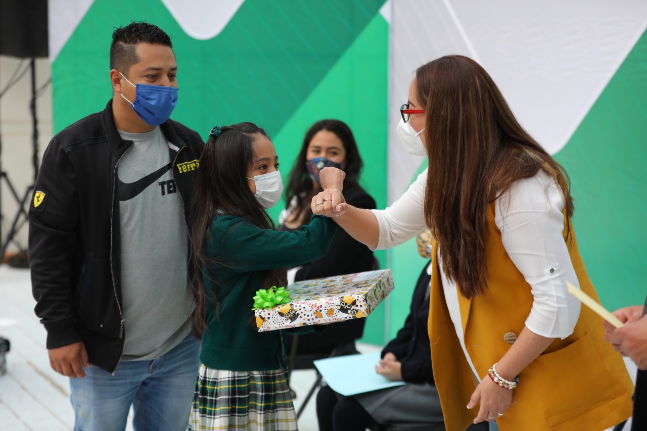 Entregan becas a 240 alumnos de Mineral de la Reforma