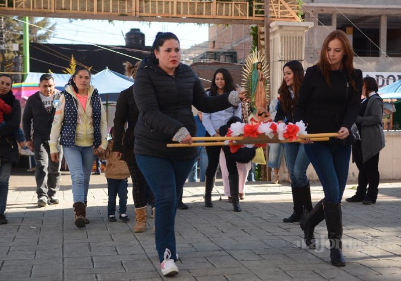 Verán hidalguenses a la Virgen desde casa