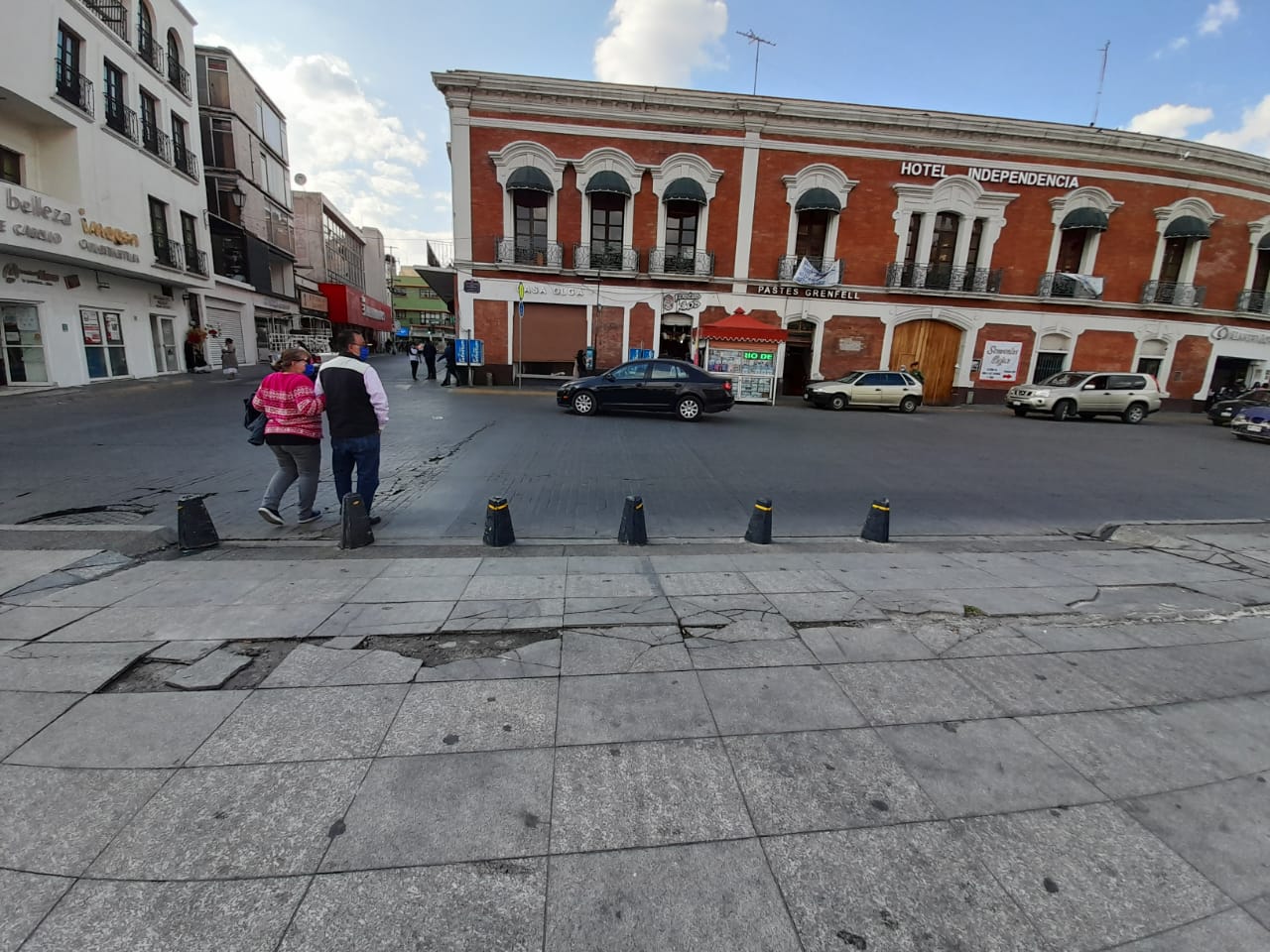 Deterioro de banquetas y obstrucción de pasos peatonales, problemas frecuentes en Pachuca