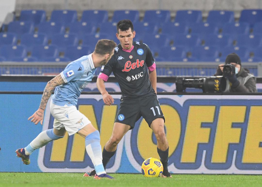 Chucky Lozano sale lesionado en la derrota 2-0 del Nápoles ante Lazio