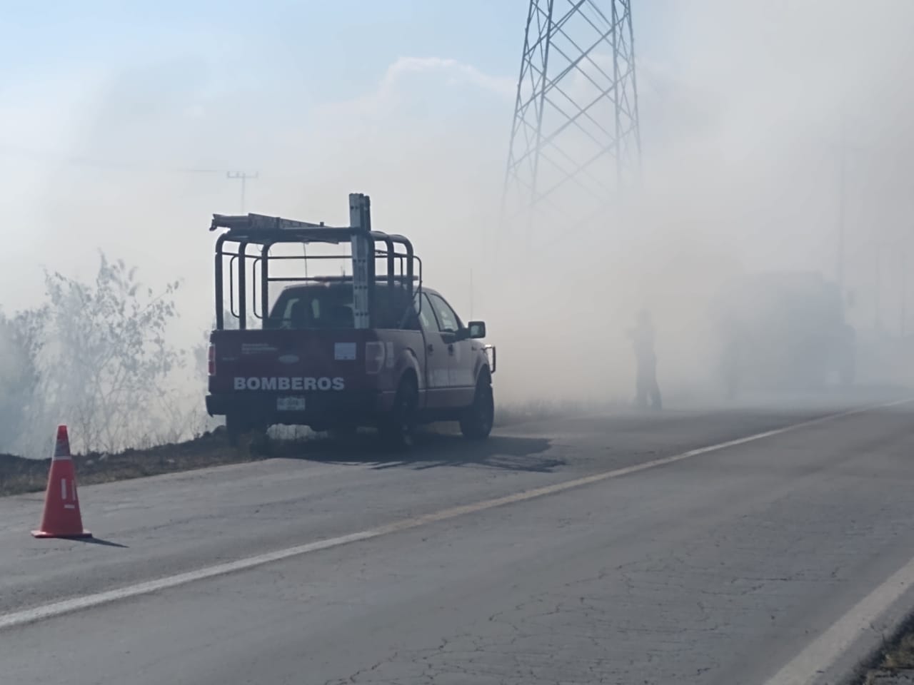 Apagan incendio de pastizales en Las Torres