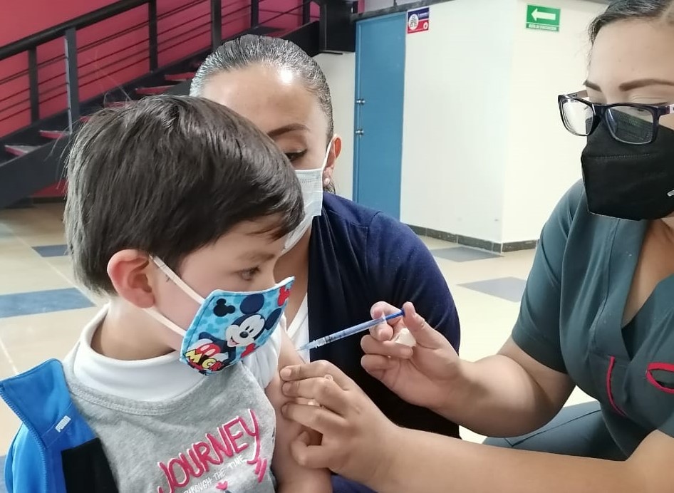 Aplican vacunas contra influenza en colegio Elise Freinet