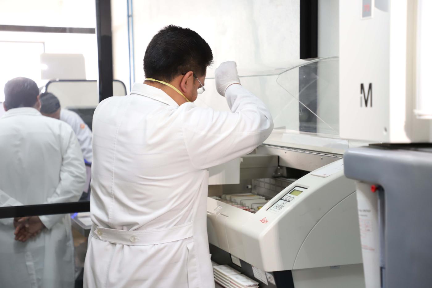 Laboratorio Estatal analiza 250 muestras diarias de posibles contagios Covid