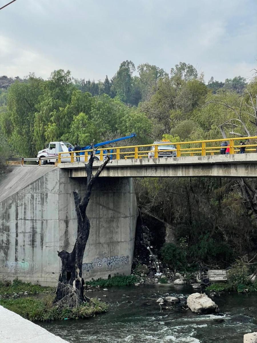 Fallece joven tras caer auto de puente en Tunititlán