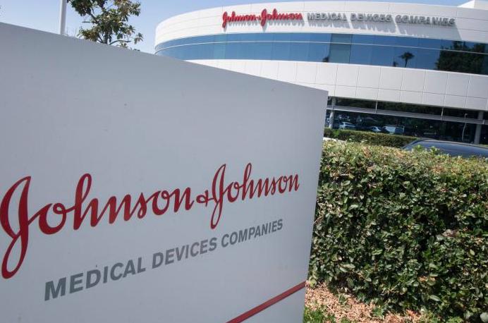 Johnson & Johnson asegura que su vacuna de una dosis previene COVID-19