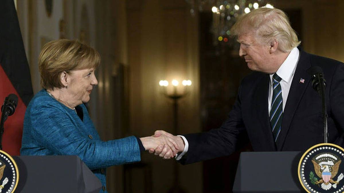 Merkel ve “problemática” la suspensión de Trump en redes sociales