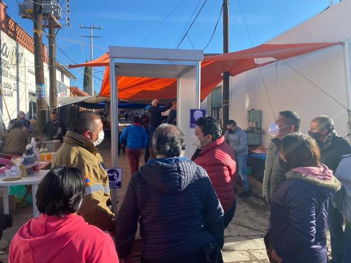 Refuerzan medidas sanitarias en tianguis de Santa Mónica