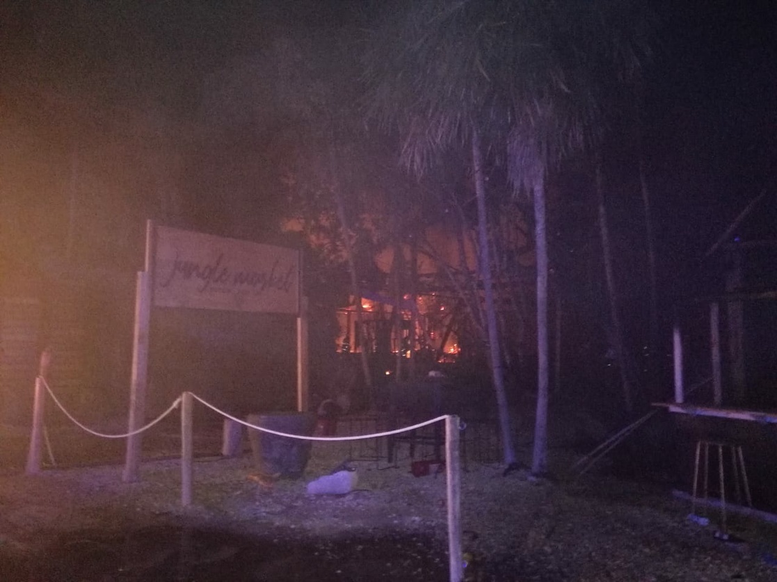 Tulum: VIDEOS del fuerte incendio que afectó hoteles y plazas comerciales