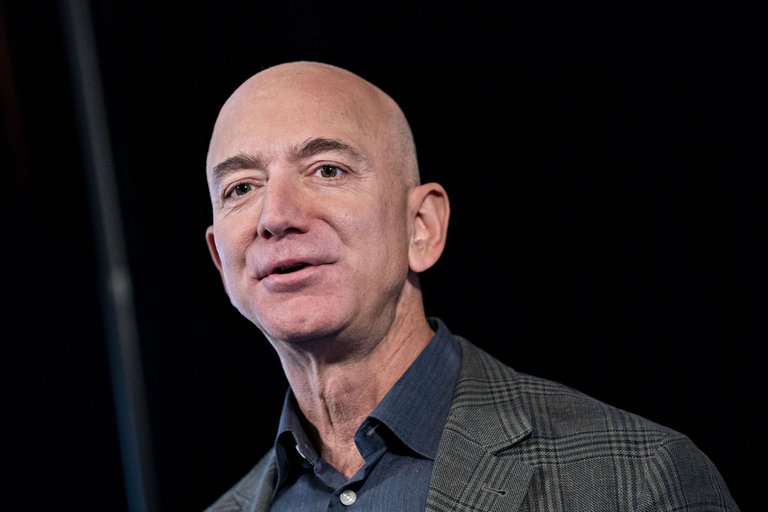 Jeff Bezos dejará su puesto al frente de Amazon