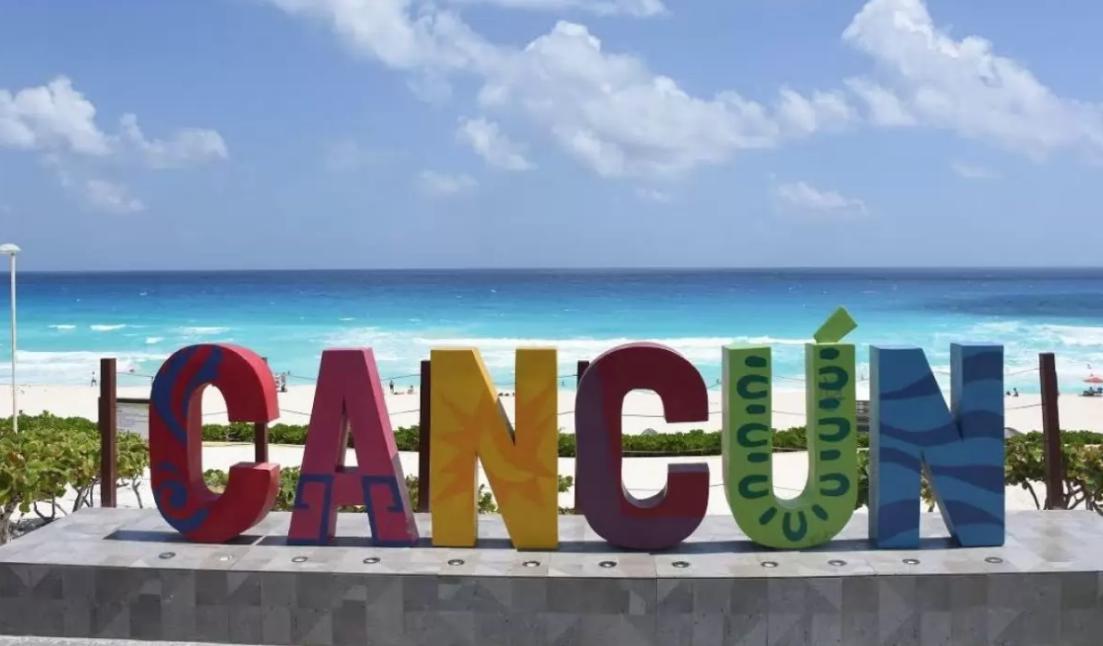 Contagios de COVID-19 se disparan en Quintana Roo tras oleada de turistas; pasa a Semáforo Naranja