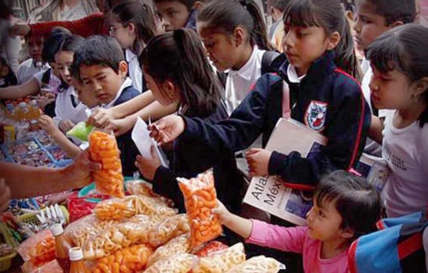 Senado aprueba iniciativa para prohibir venta de comida chatarra dentro y fuera de escuelas