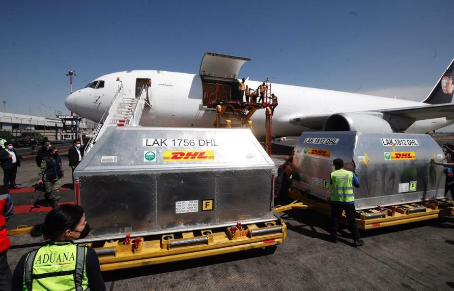 Hoy llegó el séptimo embarque de vacunas contra Covid-19 de la farmacéutica Pfizer a la Terminal 1 del Aeropuerto Internacional de la Ciudad de México. Foto Cristina Rodríguez