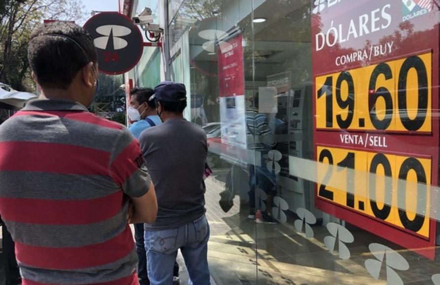 El tipo de cambio interbancario cerró la jornada con una fuerte depreciación de 1.63 por ciento o 33 centavos como consecuencia de factores externos y una mayor percepción de riesgo en México. Foto Luis Castillo / Archivo