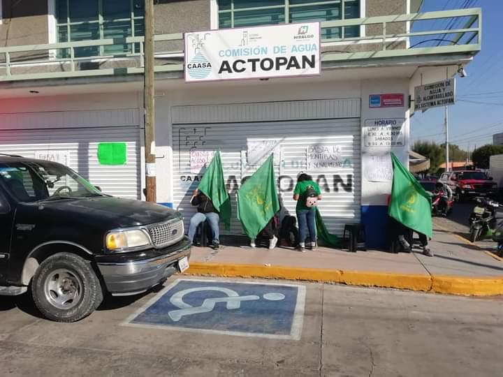 “Fuera director misógino”; protestan en la comisión del agua de Actopan