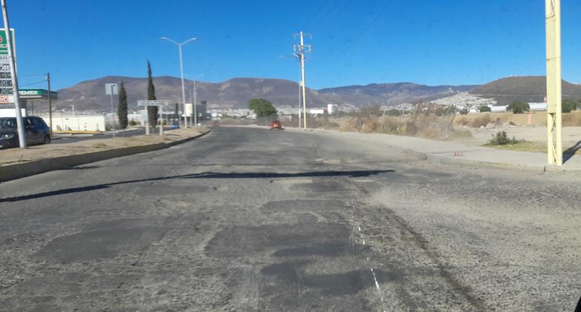 Pachuca llena de baches y alcaldía prefiere gastar en equipo de tercera