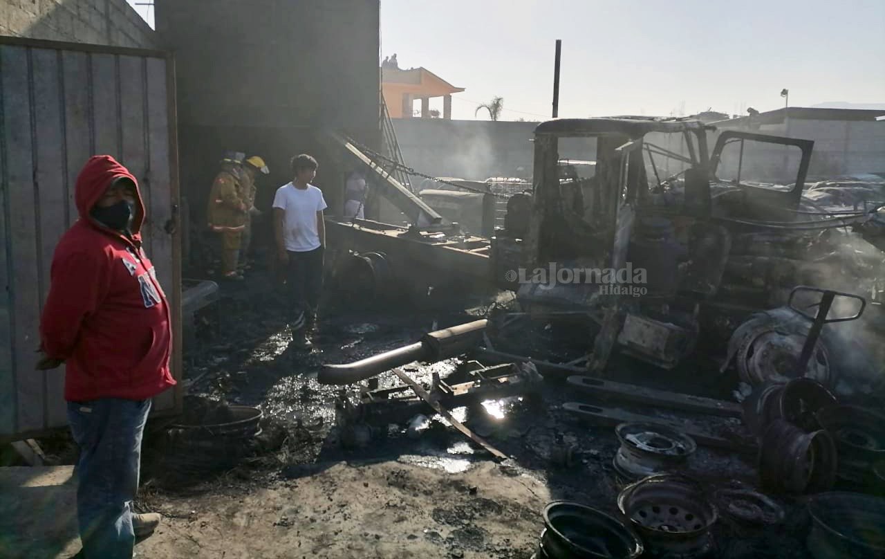 Controlan incendio en corralón de Progreso; 72 autos calcinados