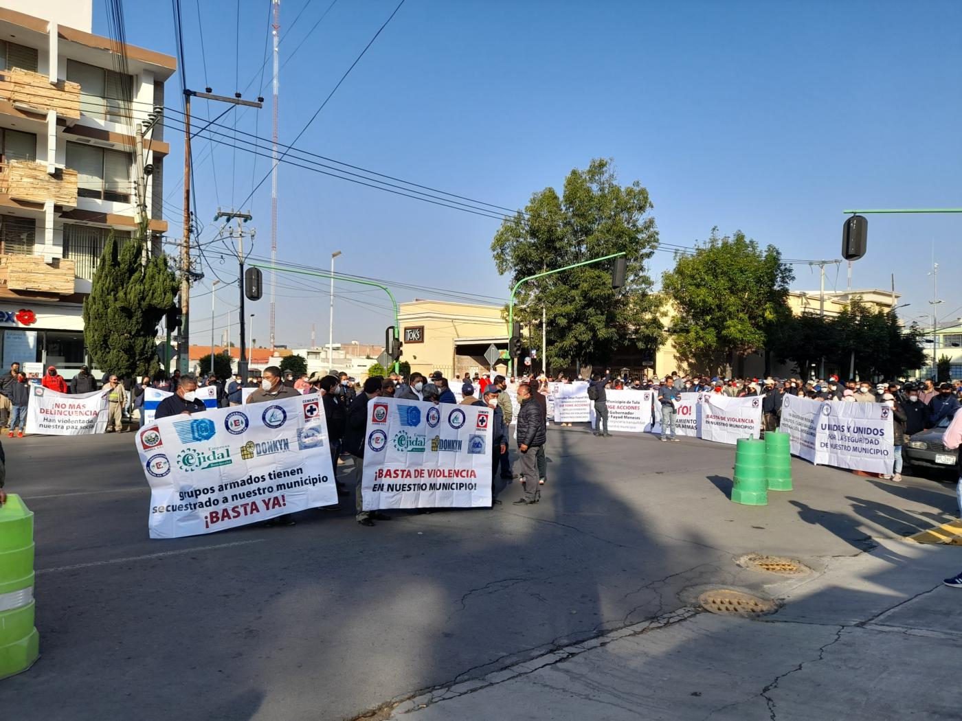 Cementeros de Cruz Azul protestan en Palacio de Gobierno