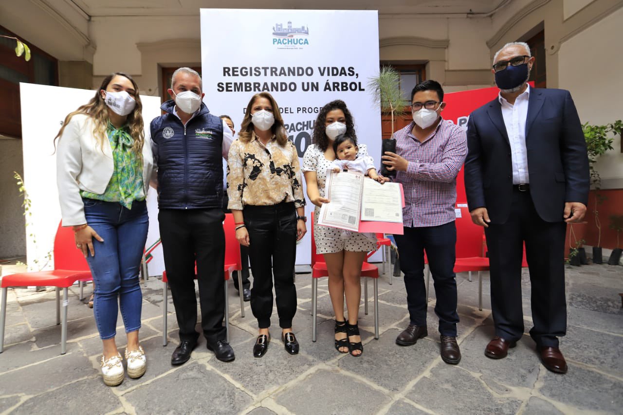 Regalan árboles a niños al inscribirlos en registro civil de Pachuca