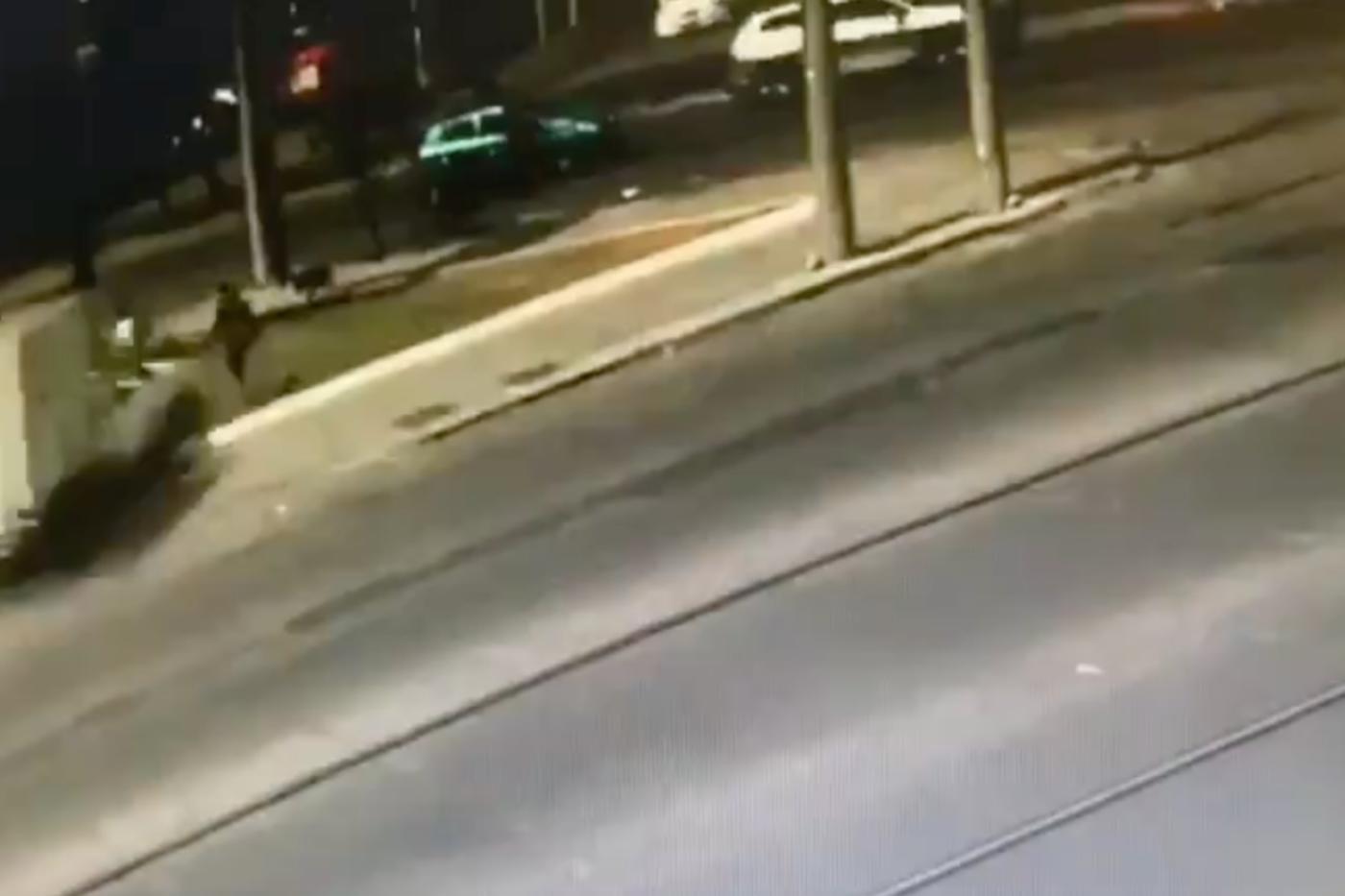 VIDEO | conductor arrolla con su camioneta a ladrones en Guadalajara