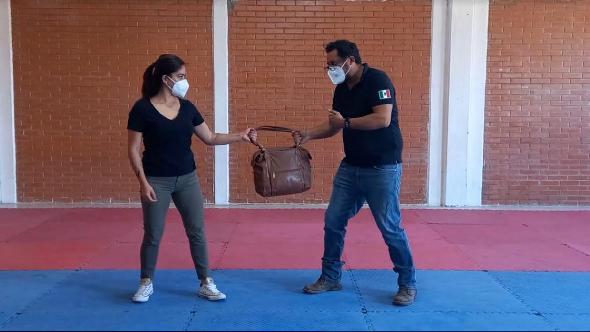 Mujer participa en taller de defensa personal