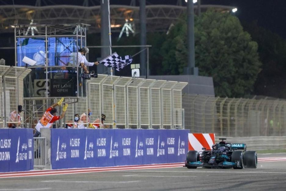 Hamilton gana en Bahrein el primer GP de 2021; ‘Checo’ terminó quinto