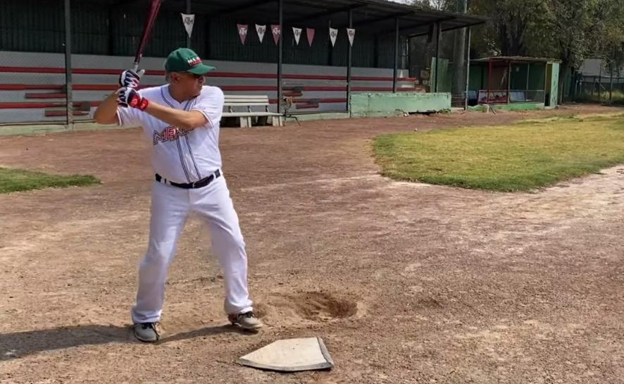 VIDEO | Se da AMLO una escapada a jugar béisbol; “estoy poniéndome en forma”