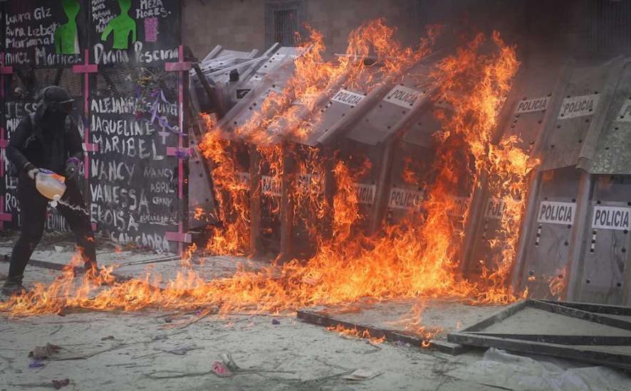 FOTOS + VIDEO | Al menos 15 policías heridas durante la marcha #8M en CDMX