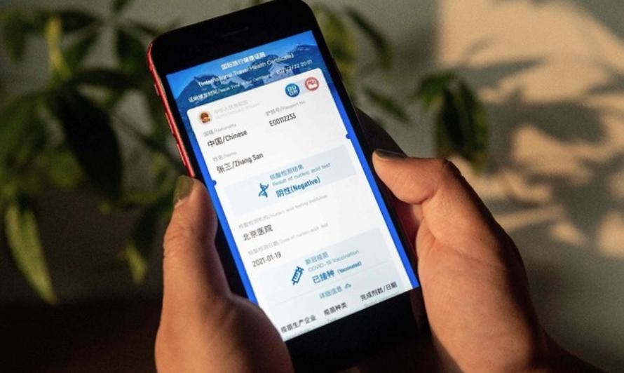 El certificado para viajes internacionales lanzado por China es una aplicación para celular, que muestra y verifica el historial de vacunación y pruebas de coronavirus de la persona, el 9 de marzo de 2021. Foto Afp