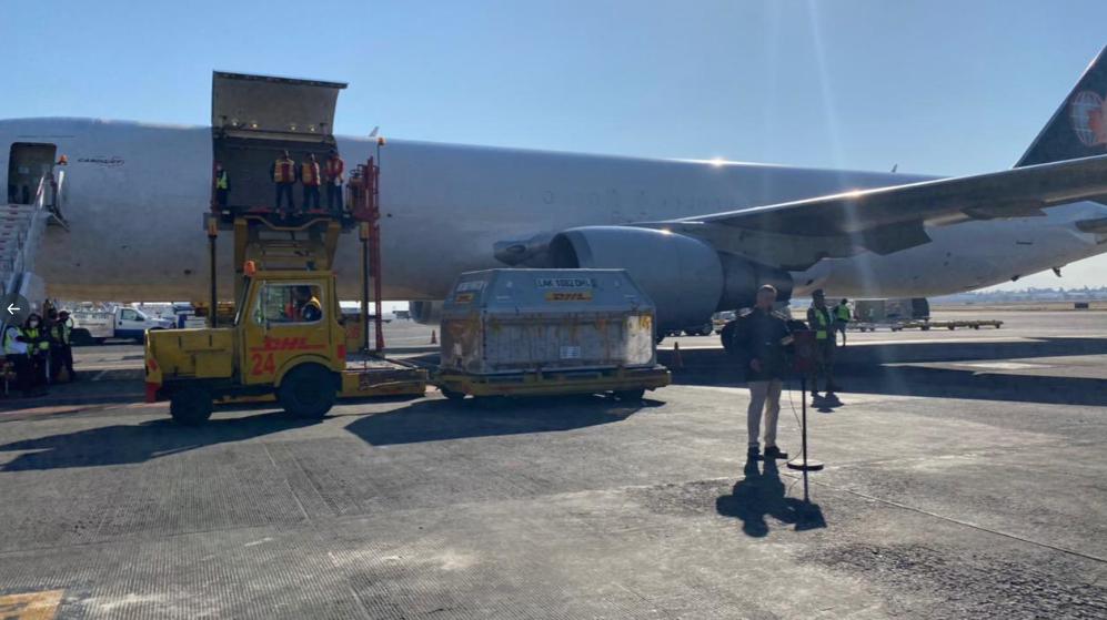 Pedro Zenteno, director de Birmex, recibe un nuevo lote de vacunas Pfizer en el AICM