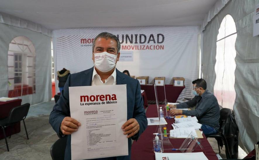 Raúl Morón Orozco durante su registro como aspirante a la candidatura de Morena a la gubernatura de Michoacán, el pasado 5 de diciembre. Foto tomada del Twitter de @raulmoronO