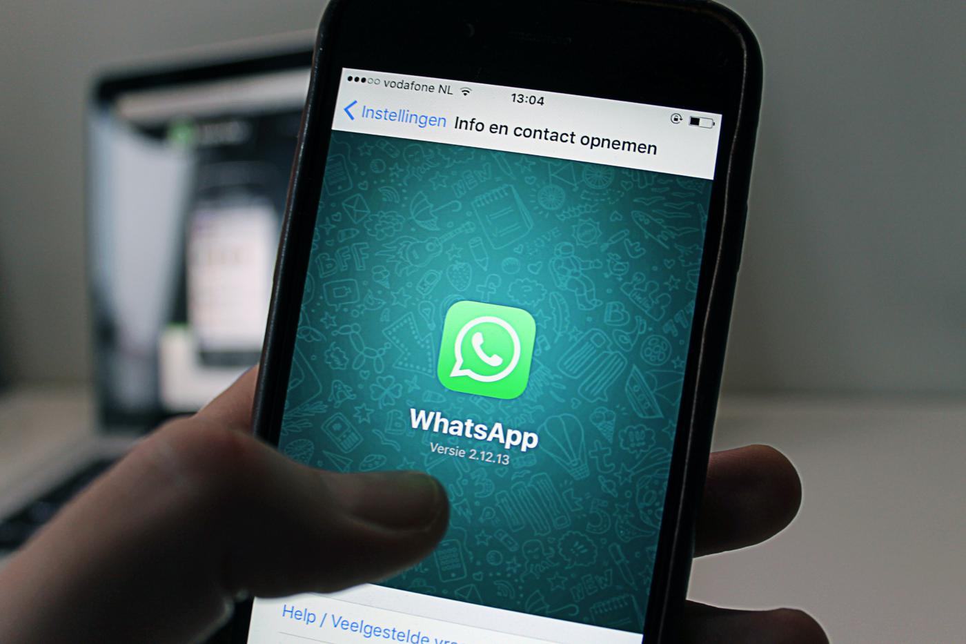 Te decimos cómo cambiar la hora de los mensajes enviados de WhatsApp