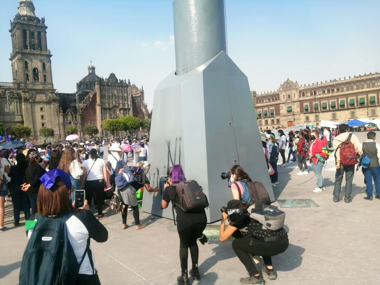 Colectivos se manifiestan en memoria de Nicole en Zócalo capitalino