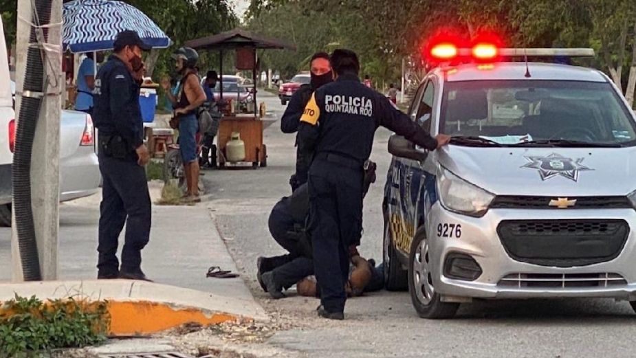 Policías de Tulum someten a mujer y muere; Fiscalía investiga caso