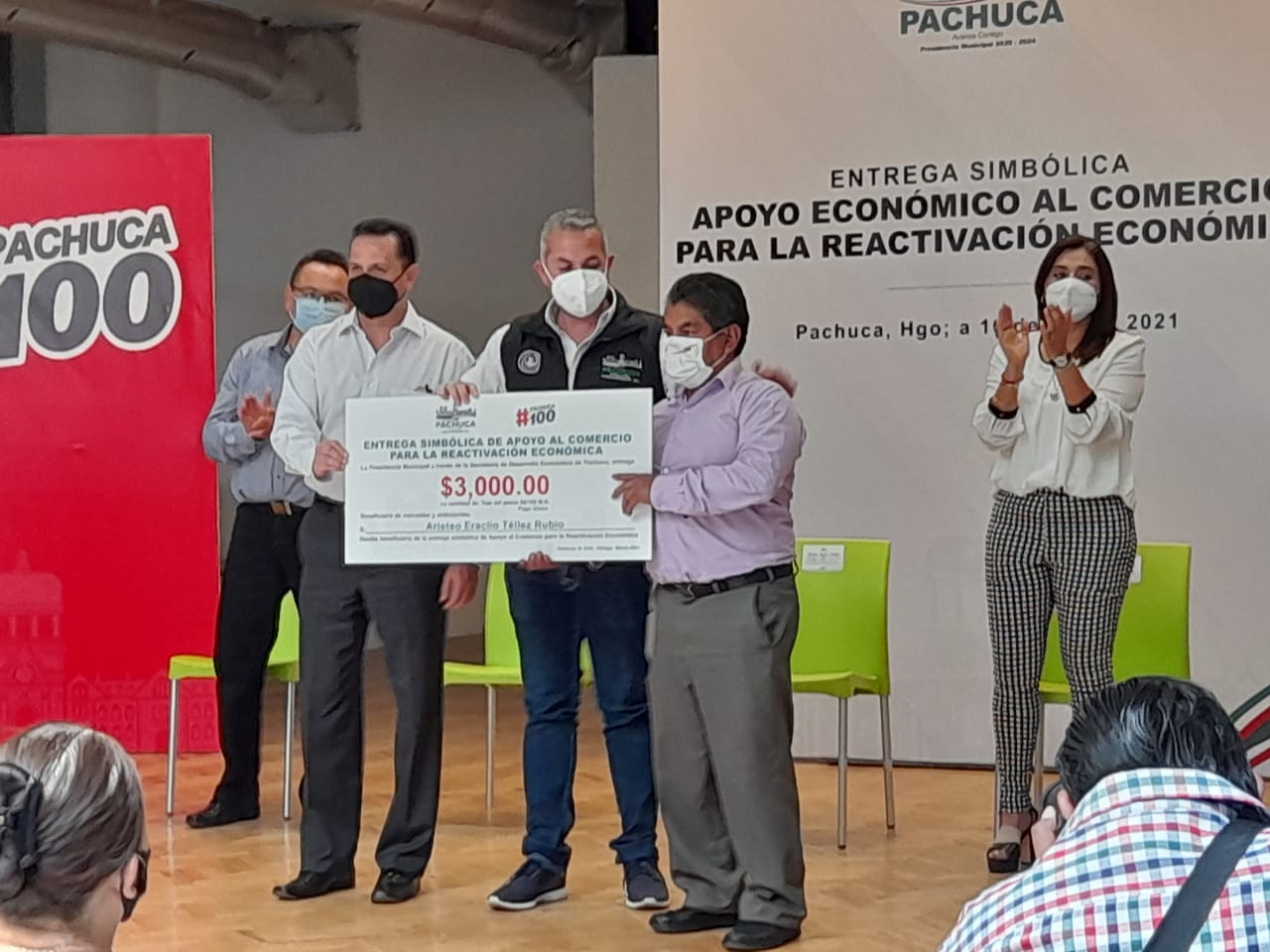 Pachuca entrega apoyos a comercio formal e informal