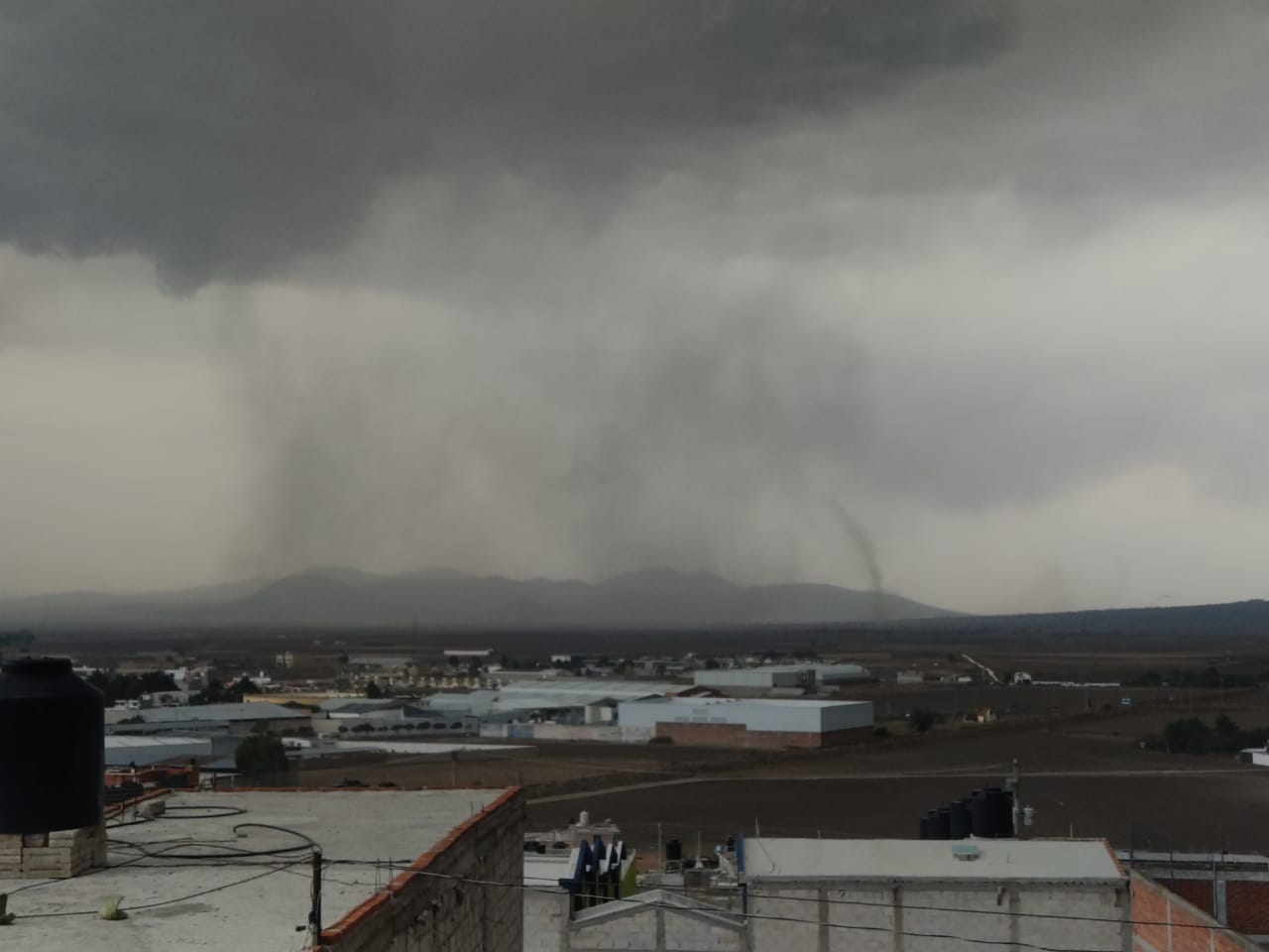 Video: Tornado en Apan arrasa con todo a su paso