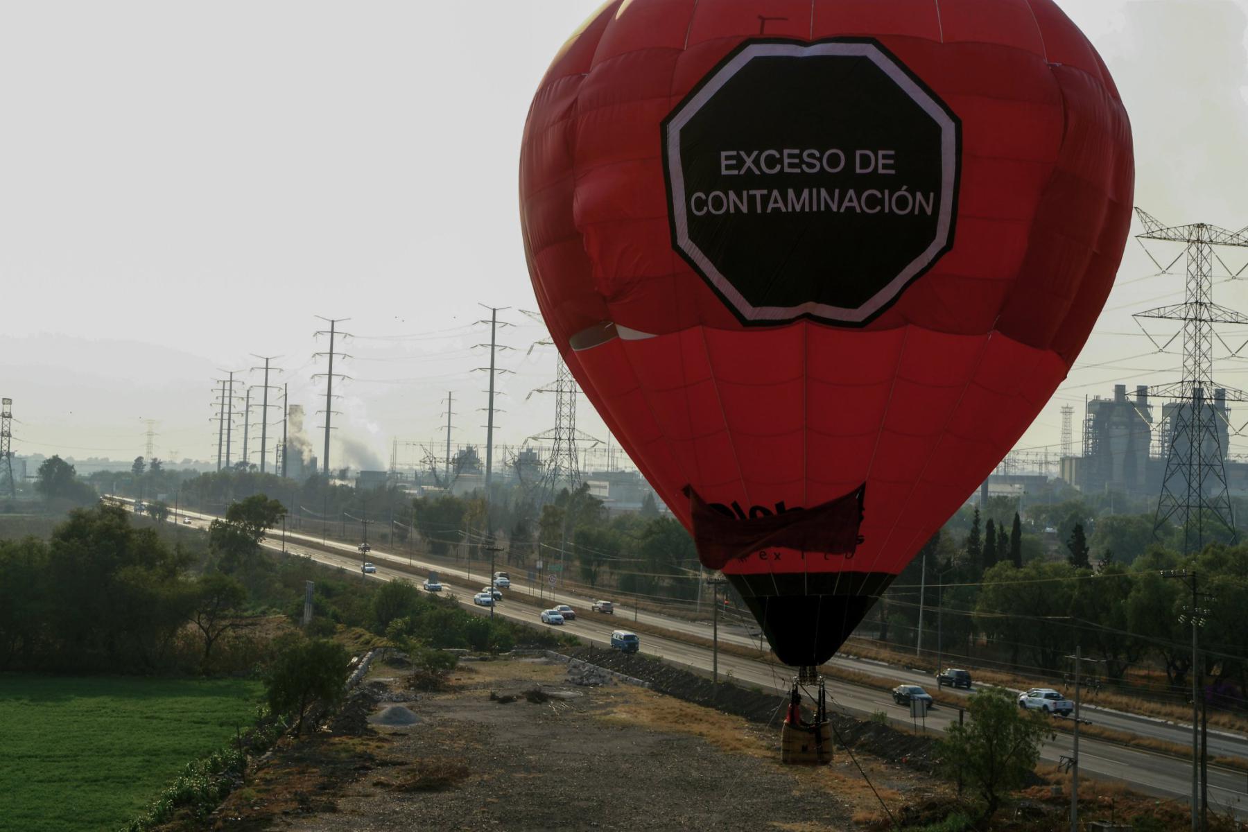 Greenpeace vuela globo aerostático en Tula como protesta por contaminación