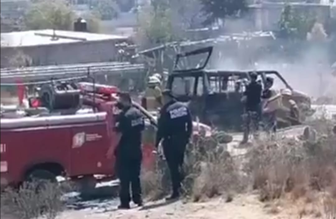 Se incendia camioneta para transportar huachicol en San Agustín Tlaxiaca