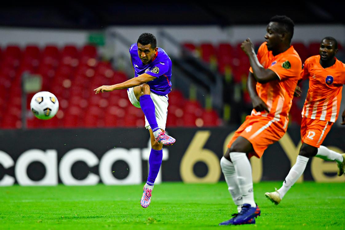 Cruz Azul golea y avanza en la Concacaf