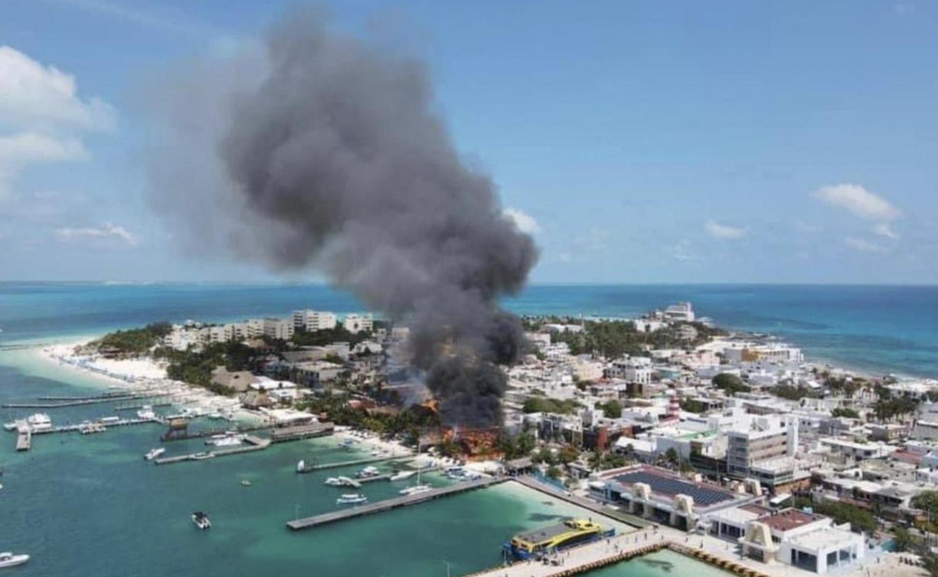 VIDEOS | Se registra fuerte incendio en zona restaurantera de Isla Mujeres